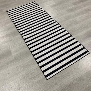 Schwarz-weiß gestreifter Teppichläufer, moderner Flurteppich, minimalistisches Wohndekor, zeitgenössischer Küchenläufer, einfarbige Ästhetik, mutiger Streifenteppich Bild 5