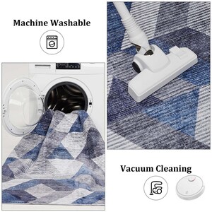 K&ouml;nnte beinhalten: Ein blauer und wei&szlig;er geometrisch gemusterter Teppich mit dem Text "Machine Washable" und "Vacuum Cleaning" auf dem Bild. Der Teppich wird in einer Waschmaschine gewaschen und gesaugt.