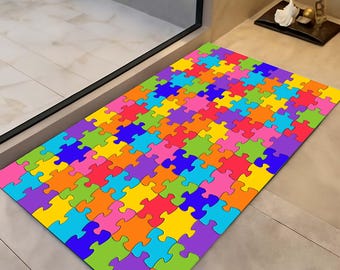 Pode incluir: Um tapete retangular com um design de quebra-cabeça colorido. As peças do quebra-cabeça são em várias cores brilhantes, incluindo vermelho, laranja, amarelo, verde, azul e roxo. O tapete é colocado em um piso de azulejo de cor clara.