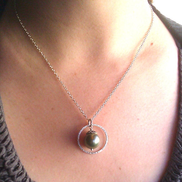 Green Pearl Pendant Necklace