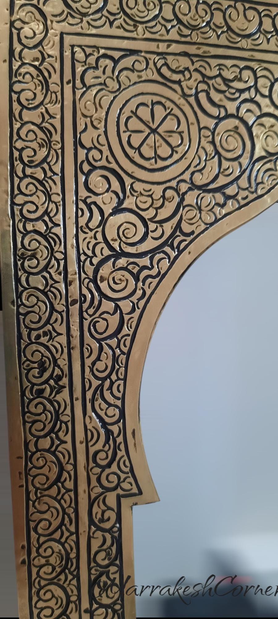 モロッコ風アーチ型壁掛けミラー：華やかな金彩のイスラム美術装飾