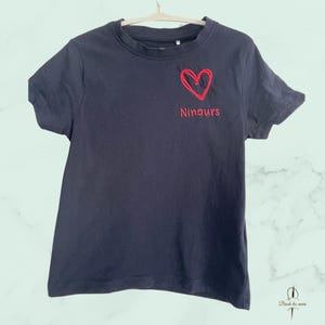 Personalized children&#39;s T-shirt with heart and embroidered first name