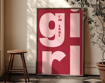 Lámina decorativa "Soy esa chica", póster minimalista con tipografía llamativa, cita estética en rosa y rojo, decoración moderna y motivacional para chicas jefas en el dormitorio universitario.