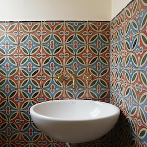 Handgemaakte Marokkaanse tegels 10x10 cm – Vintage geometrische encaustische vloer- en wanddecoratie voor mediterrane keukens of badkamers.