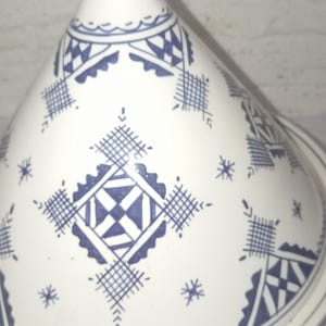 Authentic Clay Tajine: A masterpiece of Moroccan culinary craftsmanship, this hand-painted ceramic cooking pot is a true celebration of North African cuisine. Carefully constructed by skilled artisans,