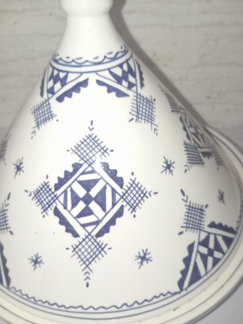 Authentic Clay Tajine: A masterpiece of Moroccan culinary craftsmanship, this hand-painted ceramic cooking pot is a true celebration of North African cuisine. Carefully constructed by skilled artisans,