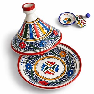 Tajín marroquí de cerámica hecho a mano: utensilio decorativo de barro para servir platos tradicionales marroquíes.