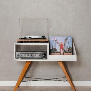 Stylvoller Plattenspielerständer und Vinylregal, moderne Möbel für Schallplatten und Plattenspieler.