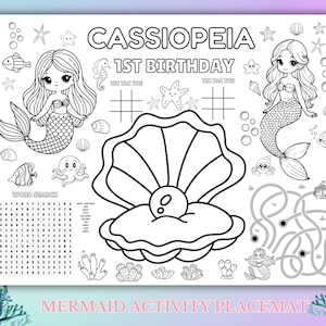 Puede incluir: Un mantel individual de actividades con temática de sirenas en blanco y negro con una búsqueda de palabras, un juego de tres en raya, un laberinto y páginas para colorear. El mantel individual tiene el nombre "Cassiopeia" y el texto "1er cumpleaños".