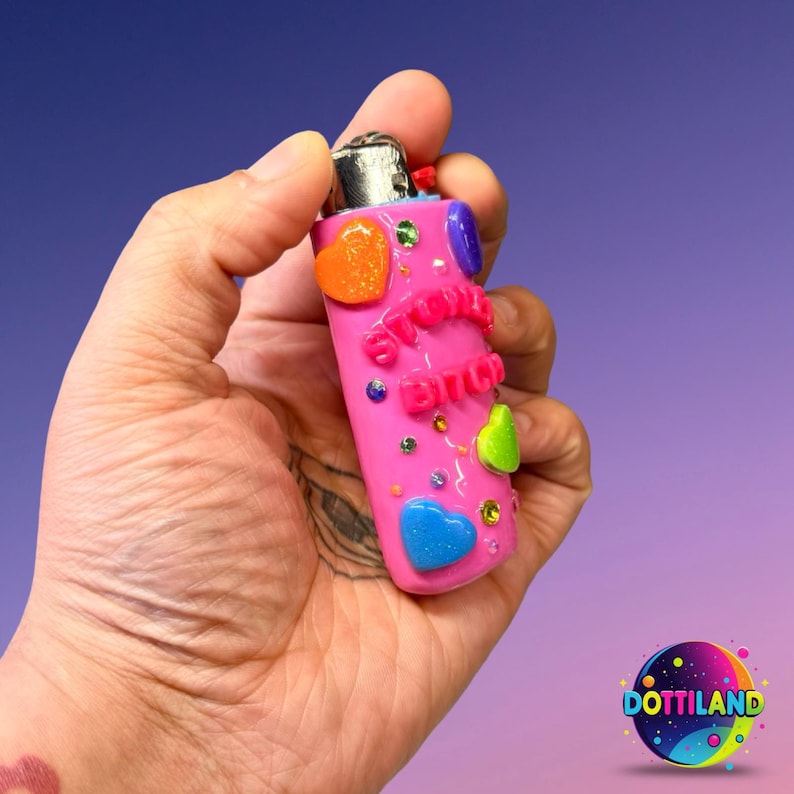 NEW Full-Color Pink ‘Stoner B*tch’ BIC Lighter Case | Hand Sculpted With Polymer Clay | Kawaii Accessories Bild 5