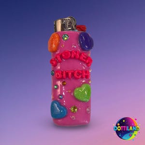 NEW Full-Color Pink ‘Stoner B*tch’ BIC Lighter Case | Hand Sculpted With Polymer Clay | Kawaii Accessories Bild 2