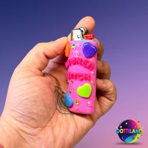 NEW Full-Color Pink ‘Stoner B*tch’ BIC Lighter Case | Hand Sculpted With Polymer Clay | Kawaii Accessories Bild 3