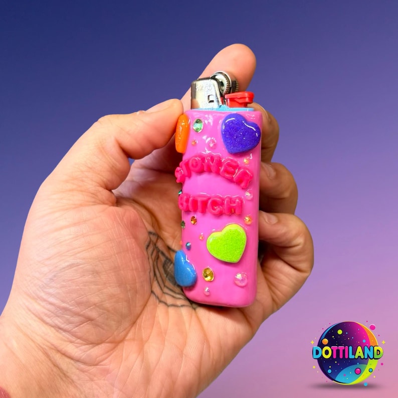 NEW Full-Color Pink ‘Stoner B*tch’ BIC Lighter Case | Hand Sculpted With Polymer Clay | Kawaii Accessories Bild 3