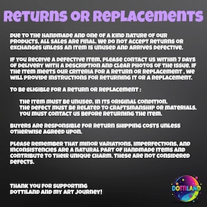 K&ouml;nnte beinhalten: Ein Schild mit der Aufschrift "RETURNS OR REPLACEMENTS" in Lila. Der Text erl&auml;utert die R&uuml;ckgabebedingungen f&uuml;r handgefertigte Artikel und besagt, dass alle Verk&auml;ufe endg&uuml;ltig sind, es sei denn, ein Artikel ist unbenutzt und defekt. Kontaktinformationen werden bereitgestellt.