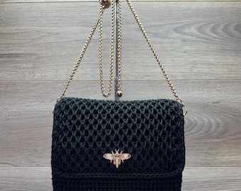 Bolso de noche de crochet: diseño de abeja negra, cadena dorada