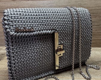Handgemaakte gehaakte clutch: zilvergrijze schoudertas met ketting
