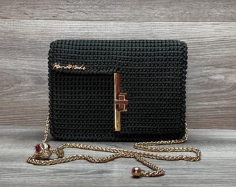 Gehaakte clutch: bosgroene mini-crossbody met gouden ketting