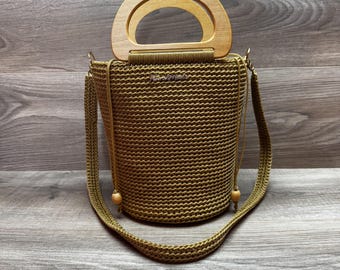 Handgemaakte gehaakte emmertas: goudolijfkleurig koord met houten handvatten