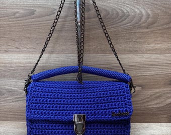 Handgemaakte gehaakte tas: donkerblauwe minitas van polypropyleen met ketting
