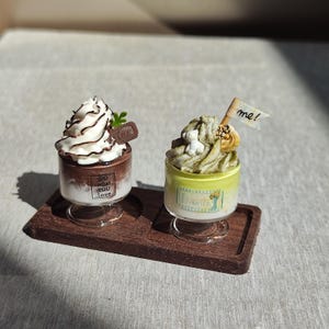 Miniaturowy pucharek z lodami – Matcha i krem czekoladowy – ręcznie robiony deser w kształcie domku dla lalek w szklanym pucharku