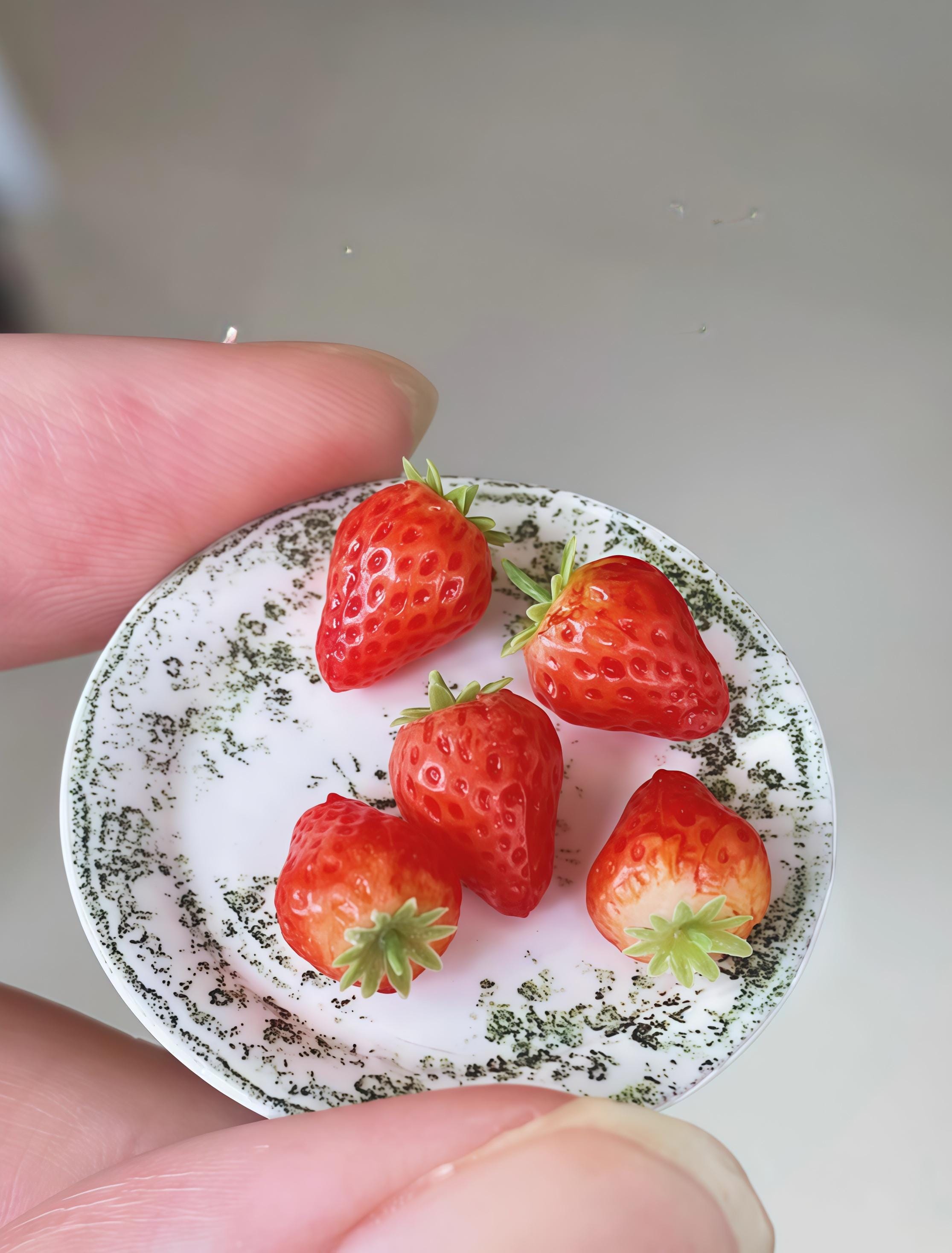ミニチュアいちご型：1/12＆1/6スケールのドールハウス用樹脂粘土