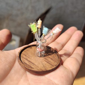 Ręcznie robione miniaturowe lizaki w słoiku w kształcie misiów – jedzenie do domku dla lalek w skali 1/12 i 1/6 – ręcznie robione gliniane jedzenie do domku dla lalek, dekoracja kuchni w domku dla lalek