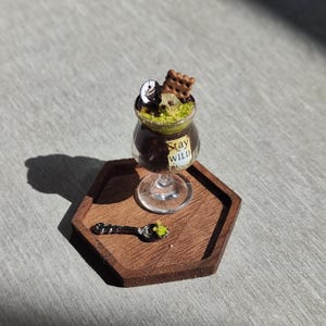 Miniaturowy deser w skali 1:6 w szklanym kubku z łyżeczką – ręcznie robione jedzenie do domku dla lalek dla BJD, Blythe, wystrój kuchni w domku dla lalek