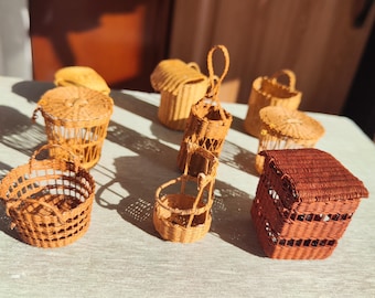 Miniatuur rieten poppenhuismand – handgemaakte opbergmand van papier en rotan met draadkern voor schalen 1/6 en 1/12