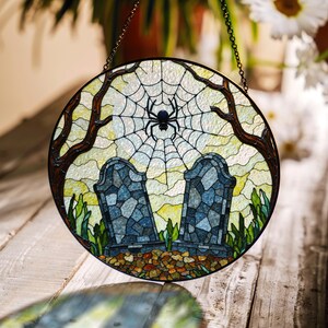 幽霊の出る墓地の蜘蛛の巣サンキャッチャー ゴシックなハロウィーンの窓装飾、不気味なファンへのギフト