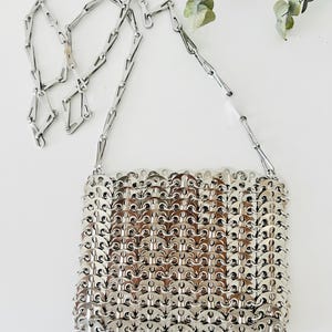 Sac à bandoulière en métal argenté, sac à main de luxe unique, sac de soirée élégant, cadeau de la Saint-Valentin, sac disque en métal, cadeau d'anniversaire, sac en cotte de mailles