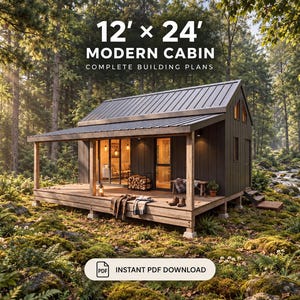 Peut inclure: Un chalet moderne de 12' x 24' avec un toit en métal sombre et un bardage en bois, doté d'une véranda couverte, de grandes portes vitrées et d'un éclairage intérieur. Le texte indique 12' x 24' MODERN CABIN COMPLETE BUILDING PLANS et INSTANT PDF DOWNLOAD.