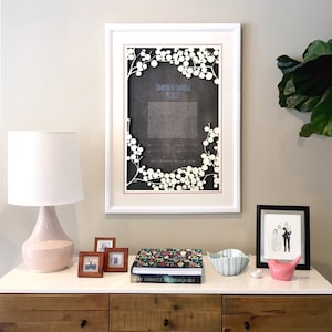 Ketubah incisa su legno con rami leggeri e uccellini innamorati alt, stampa Ketubah minimalista astratta moderna su sfondo di carta Kraft
