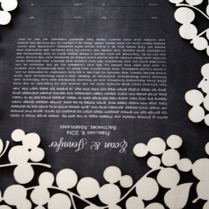 Holzschnitt Ketubah Zweige mit Liebesvögeln, moderner abstrakter minimalistischer Ketubah Druck auf schwarzem Kreidetafel Papier Hintergrund