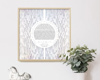 Könnte beinhalten: Ein gerahmter Aquarelldruck einer jüdischen Ketubah, einem traditionellen Ehevertrag. Die Ketubah zeigt ein kreisförmiges Design mit hebräischem Text und einem Hintergrund aus vertikalen blauen und grauen Linien. Der Text unten lautet "Rachel & John, 13. Oktober 2019."