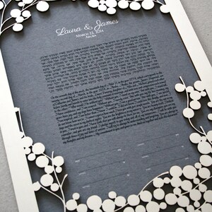 Rami di Ketubah incisi su legno con uccellini innamorati, stampa moderna astratta minimalista di Ketubah su sfondo di carta Kraft