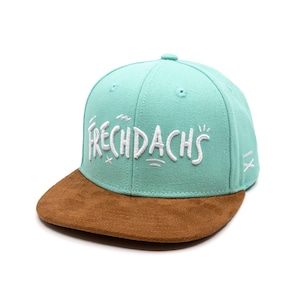 Könnte beinhalten: Eine hellblaue und braune Baseballkappe mit dem Schriftzug "FRECHDACHS" in weiß auf der Vorderseite.