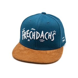 Könnte beinhalten: Eine blaugrüne und braune Baseballkappe mit dem Wort "FRECHDACHS" in weiß auf der Vorderseite gestickt.