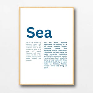 Könnte beinhalten: Ein gerahmter Druck mit dem Wort "Sea" in großen, dunkelblauen Buchstaben. Der Druck enthält beschreibenden Text über die Symbolik des Meeres und seine Bedeutung für die Menschheit. Der Rahmen ist hellholzfarben.