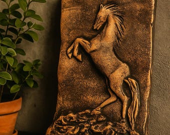 Handgemaakte kleimuurkunst – sculptuur paardreliëf, rustiek terracotta decor, unieke ruitermuurhanger, boho woondecoratie
