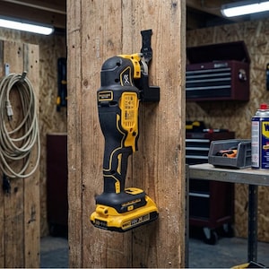 Puede incluir: Una herramienta multifunción oscilante inalámbrica de color amarillo y negro montada en un poste de madera. La herramienta cuenta con un motor sin escobillas, una etiqueta XR y una batería de 18V en la base. Una hoja de metal está fijada arriba.