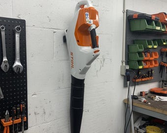 STIHL BGA86 Laubbläser Wandhalterung für Ihre Garage oder Werkstatt.