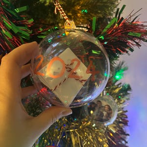 Oeuvre de poésie sur mesure, commandée, finie en boule pour décoration décorative. Détails spéciaux inclus pour le destinataire.