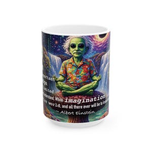 Pode incluir: Caneca de cerâmica branca com um design extravagante de um alienígena meditando em um cogumelo. O alienígena está usando uma camisa colorida e tem cabelo estilo Einstein. A caneca inclui uma citação de Albert Einstein.