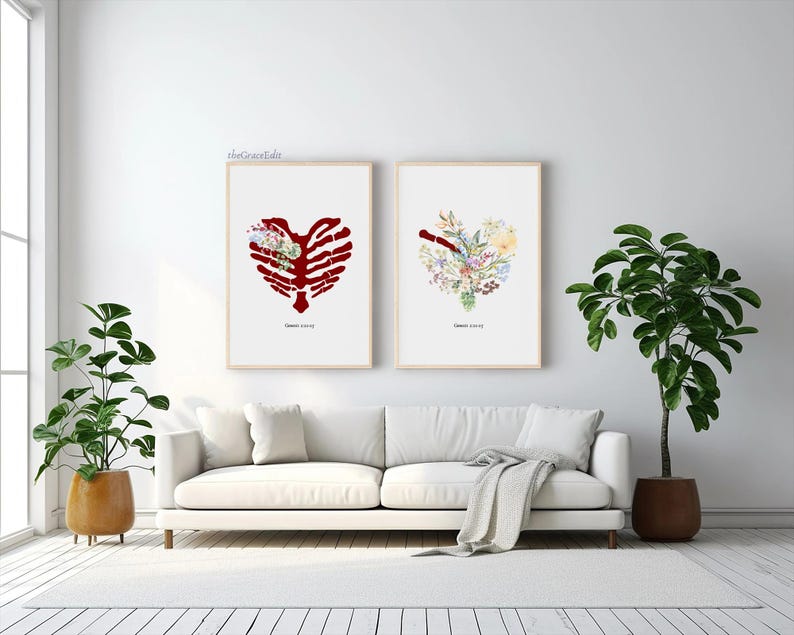 K&ouml;nnte beinhalten: Zwei gerahmte Kunstdrucke mit herzf&ouml;rmigen Designs. Einer zeigt einen roten Brustkorb, der andere ein Blumenarrangement. Beide sind vor einem wei&szlig;en Hintergrund, mit Text unten. Die Rahmen sind hell, und die Kunst h&auml;ngt &uuml;ber einem wei&szlig;en Sofa.