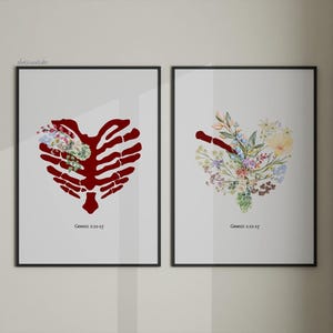 K&ouml;nnte beinhalten: Zwei gerahmte Kunstdrucke. Einer zeigt einen roten Brustkorb in Herzform mit floralen Akzenten. Der andere Druck zeigt eine Herzform aus Blumen und einem Brustkorb. Beide haben den Text "Genesis 2:21-25".