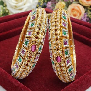 Brazalete de cuentas Jadau hecho a mano: piedras en tonos rubí, kada nupcial india con cuentas