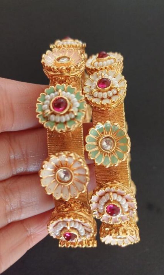 ゴールドの花柄エナメルバングル、インドのクンダンブレスレットセット 