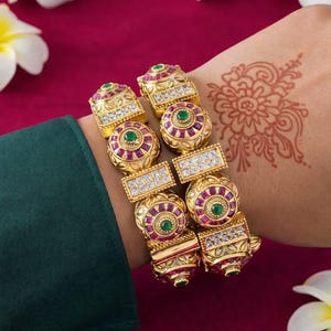 Brazaletes Kada con piedra rubí: joyería nupcial india Rajwadi dorada