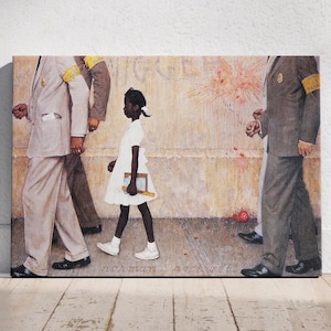 Op de afbeelding: Een schilderij dat een jong zwart meisje laat zien dat naar school loopt, begeleid door twee blanke mannen. Het meisje draagt een witte jurk en draagt een boek. De mannen dragen pakken en gele armbanden. De achtergrond is een bakstenen muur met graffiti.