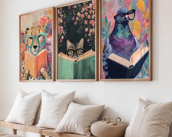 Puede incluir: Tres impresiones artísticas enmarcadas que representan animales leyendo libros. Un guepardo con gafas turquesas, un gato con gafas redondas y una paloma con gafas negras. El arte tiene un estilo colorido y caprichoso, con fondos florales y abstractos.